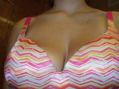 Большегрудая дамочка сосет член своему парню