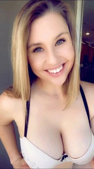 Утренние красотки - сексапильные дамы для порно-сайта.