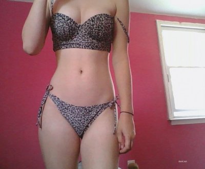 Развелась и раздвинула ноги: как девушка избавилась от одежды