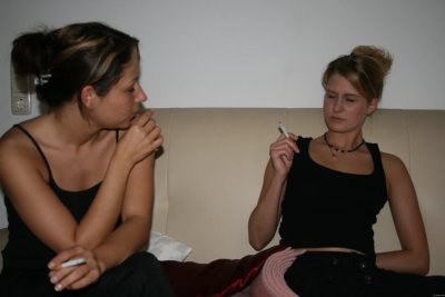 Парочка дамочек ублажает пенис