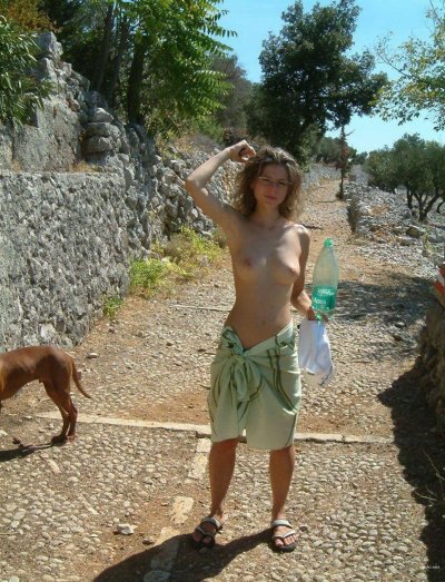 Голая возле реки: жаркое погружение в природу.