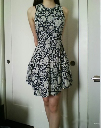 Худенькая раздевается, показывая свою привлекательную фигуру.