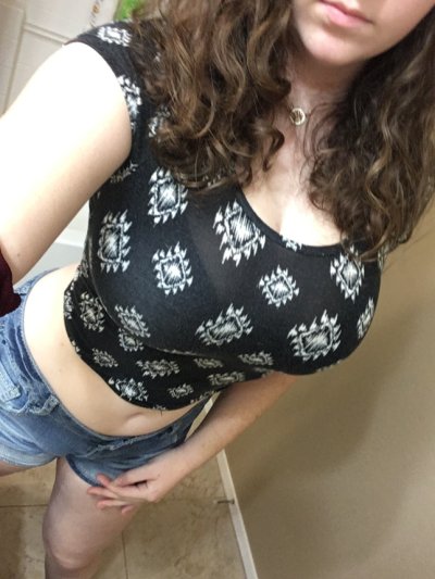 Домашнее видео с обнаженной дамой: аппетитные кривые и обильная грудь в халяве