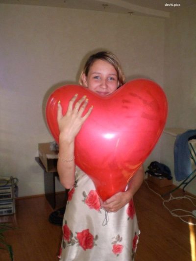 Шатенка удовлетворяет себя толстым дилдо