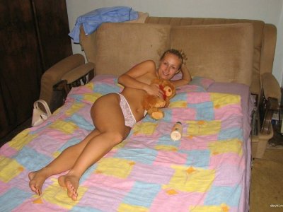 Показал интимные снимки с супругой на камеру