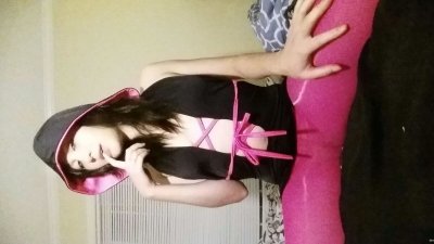 Обнаженная красавица весело балуется с игрушкой для взрослых