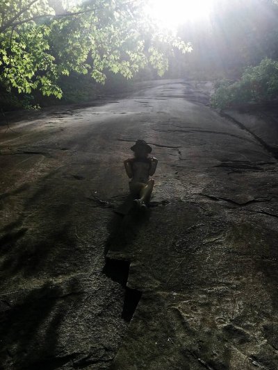 Стройная раздетая блондинка показывает свои прелести и занимается сексом