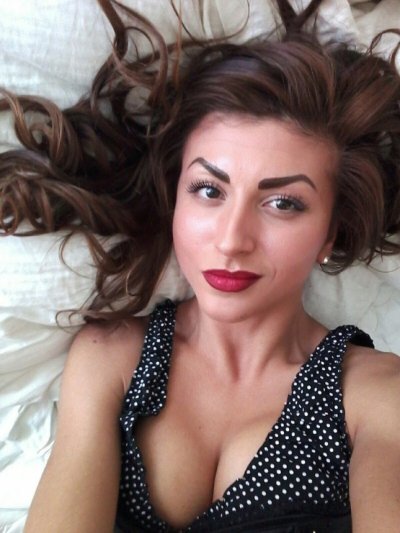 Сексапильная темноволосая красотка с голыми прелестями. Готова позировать с длинным членом во рту