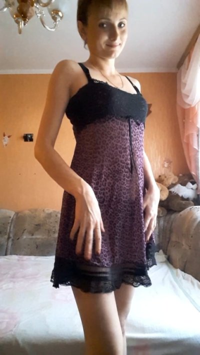 Сексапильная красотка без трусиков показывает свои прелести в уютной обстановке