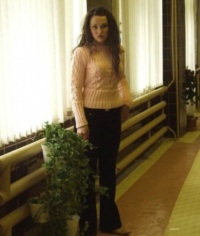 Женщина с густой прической между ног фотографируется