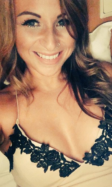 Раскрыла свои прелести перед камерой