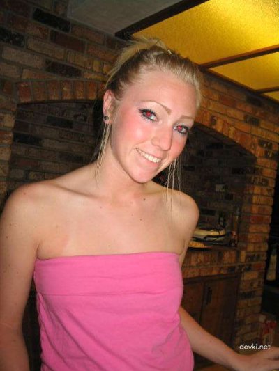 Шаловливая красотка демонстрирует свое обнаженное тело