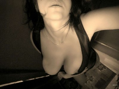 Демонстрирует обильный бюст.