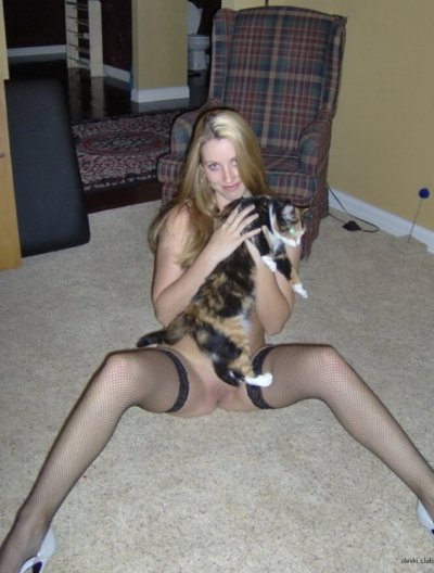 Молодая красотка удовлетворяет парня минетом и мастурбацией