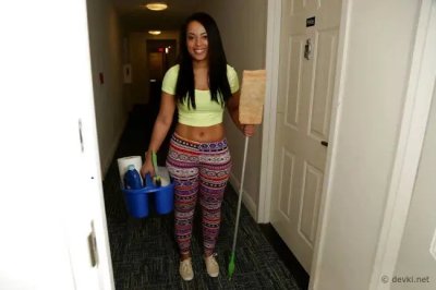 Покорная горничная без одежды готова к выполнению ваших желаний