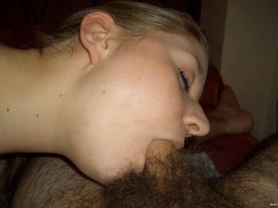 Шлюха отсасывает и в попку классно ебется