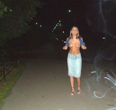 Красотка с отличной фигурой обожает прогулки без одежды