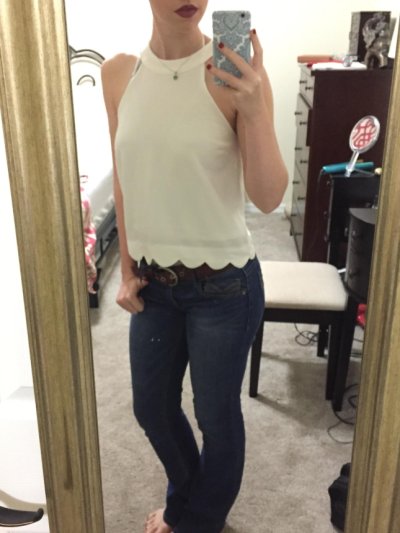 Фотосессия перед зеркалом: оголенная красотка позирует для объектива