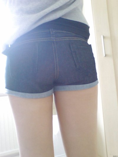 Сексуальная красотка дрочит киску и отсасывает член