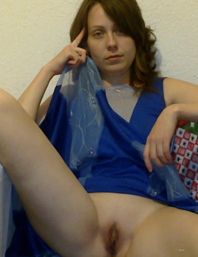 Обнаженная в уютной квартире