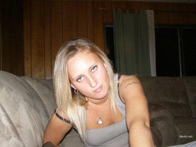 Дружбанка в нетрезвом состоянии делает минет