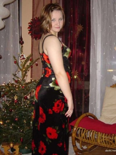 Жена в эротичном белье, ожидающая на кровати – готова к приключениям!