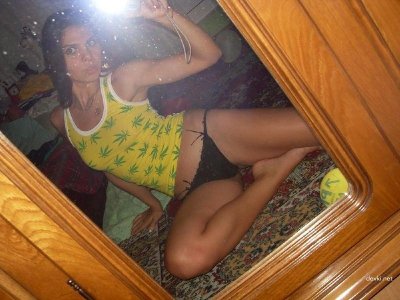 Молодая красотка демонстрирует свои сексуальные изгибы