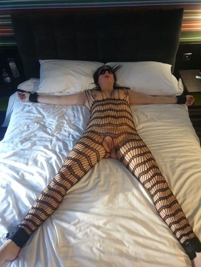 Тройка с опытной дамочкой: горячий секс втроем