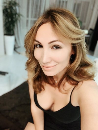 Горячая мамочка привлекательно демонстрирует свою задницу