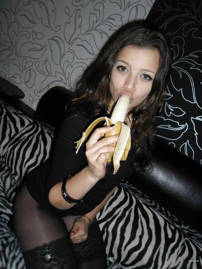 Темноволосая красотка в чулках обожает оральный секс