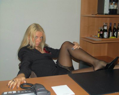 Красотка показывает свои формы на рабочем месте