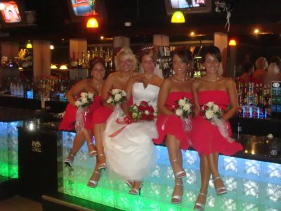 Молодая супруга вовлечена в групповой секс со своими подружками - развратные игры втроем!