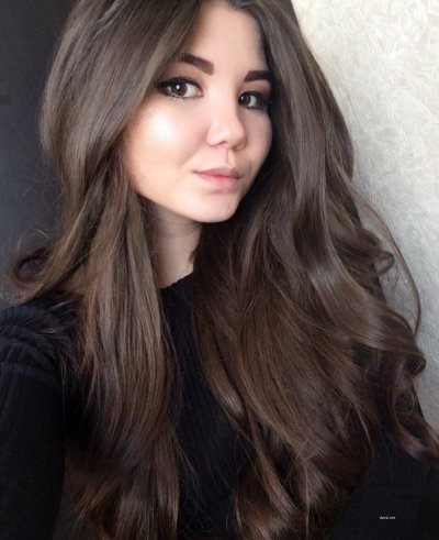 Сексуальная шатенка фоткает себя в откровенных позах