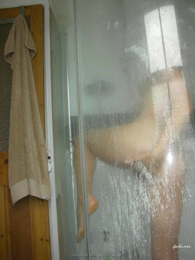 Молодая девчонка дрочит после учебы