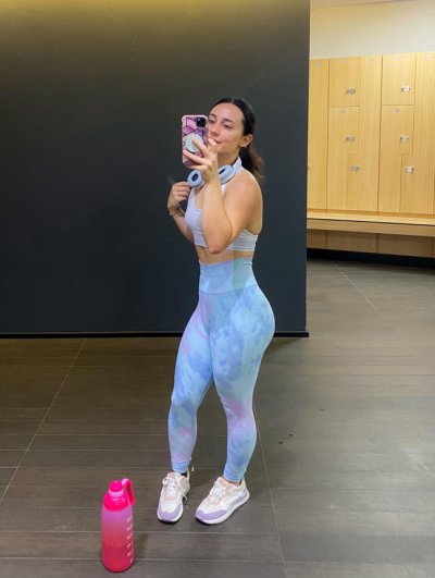 Восхитительная красотка с искусной фигурой фотографирует свои прелести