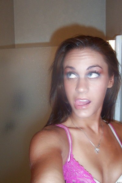 Шалунишка делает откровенные снимки без лифчика