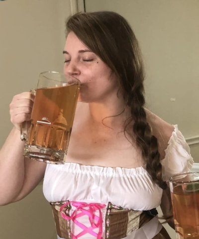 Вечеринка на диване с грудастой красоткой: откровенные развлечения