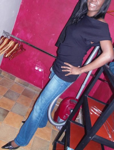 Темнокожая красотка удовлетворяет белого парня в постели