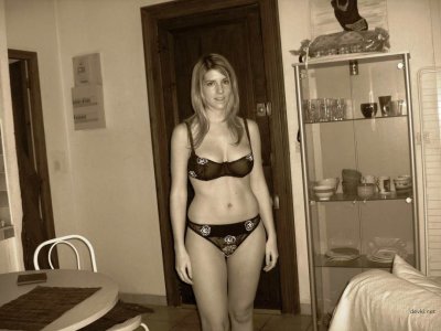 Сексуальная развратница демонстрирует свои прелести в уютной обстановке