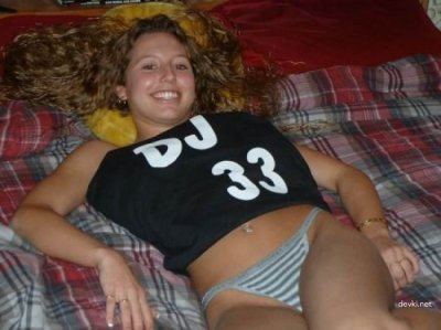 Развратная шлюшка позирует без трусиков