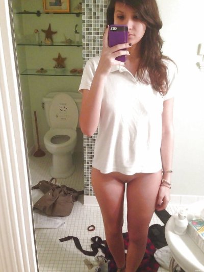 Девушка с отличной попкой позирует на камеру