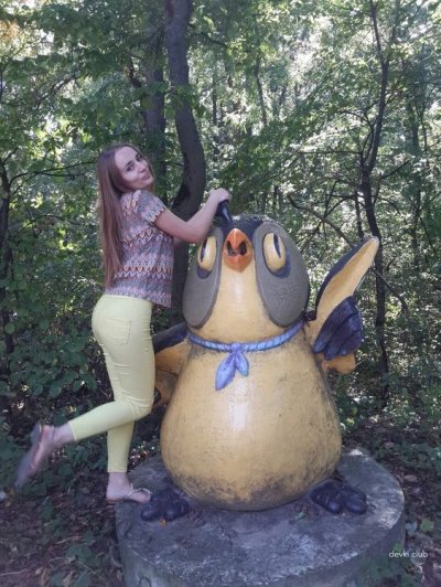 Фотографирует свою интимную зону вблизи