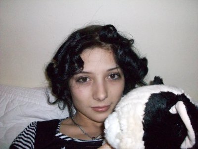 Сексуально демонстрирует свое обнаженное тело