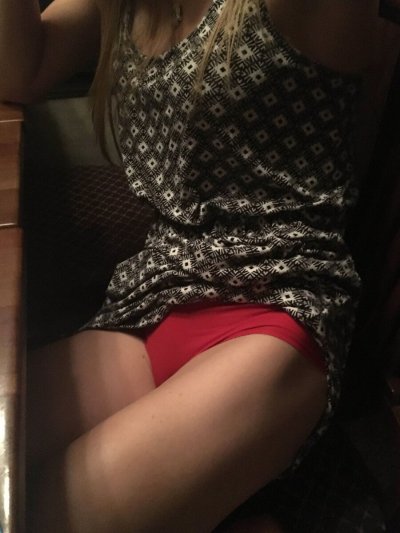 Тонкая блондинка делает селфи