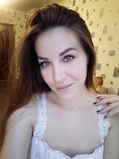 Заводная красотка показывает свою привлекательную задницу