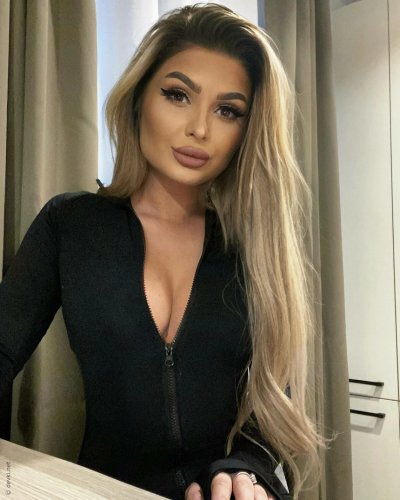 Развратная красотка удовлетворяет свои желания секс-аксессуарами