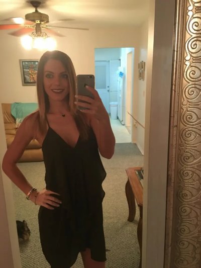 Горячая спортсменка раздевается на улице и в доме.