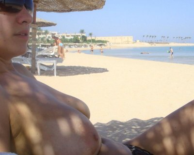 Очаровательная красавица с пышной грудью наслаждается морем