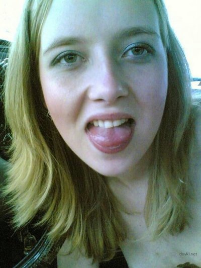 Сексуальная любовница сосет член в автомобиле на домашних снимках