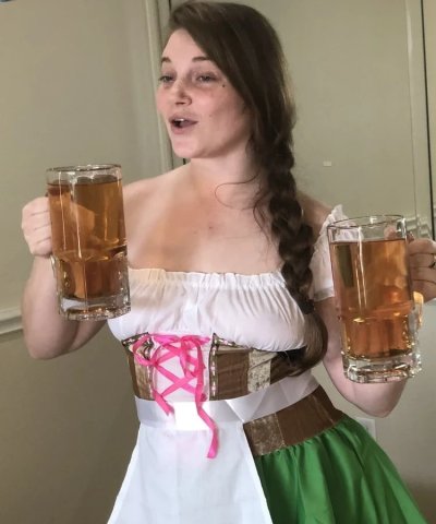 Вечеринка на диване с грудастой красоткой: откровенные развлечения